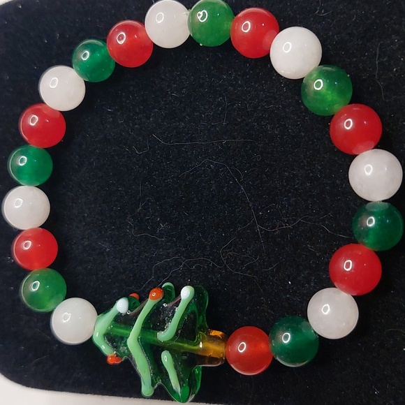 Christmas Tree. Red Jade/White Jade/Green Jade round stone bead bracelet - Picture 3 of 4